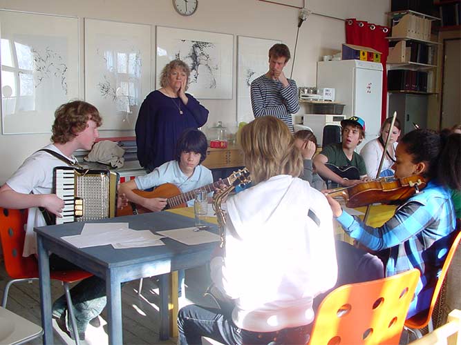 Music workweek 'Tilburg Secundary School Willem II' at Saksala Art Radius. Making music in the library.