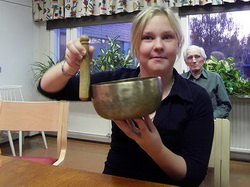 Koortraining Inka met de klankschaal.