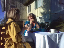 Karhuntie 13 Marjan en Tuula.