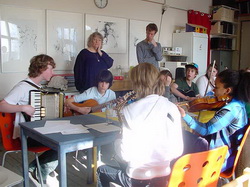 Muziekwerkweek Tilburgse middelbare school Willem II bij Saksala Art Radius. Muziek maken in de bibliotheek.s-werkstuk-accordeon