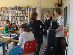 Muziekwerkweek Tilburgse middelbare school Willem II bij Saksala Art Radius. Werken in de bibliotheek